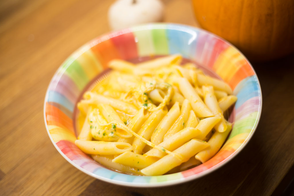 Penne zite con crema di zucca e provola affumicata di bufala