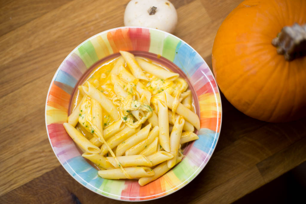 Penne zite con crema di zucca e provola affumicata di bufala