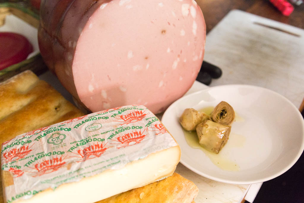 schiacciata con taleggio mortadella e carciofi