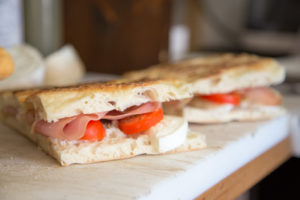 schiacciata casa norcini prato crudo pomodori mozzarella