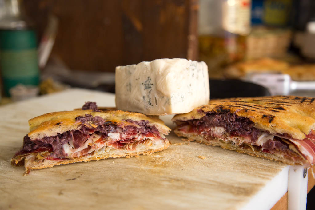 schiacciata con blu di capra radicchio e spalla